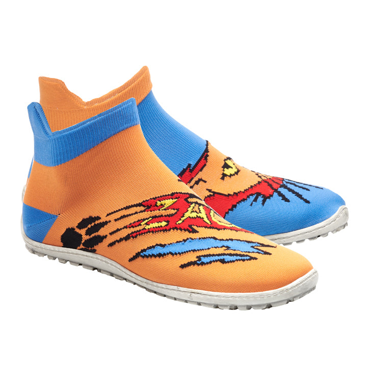 Die SOQQ Cat Blue von ZAQQ sind orange-blaue High-Top-Schuhe aus Strick mit skurrilen Designs wie Augen und Pfotenabdrücken sowie einer strukturierten weißen Sohle, die ein Barfußgefühl vermittelt. Diese Schuhe sind perfekt für jeden Katzenliebhaber, der einen verspielten und dennoch bequemen Stil sucht.