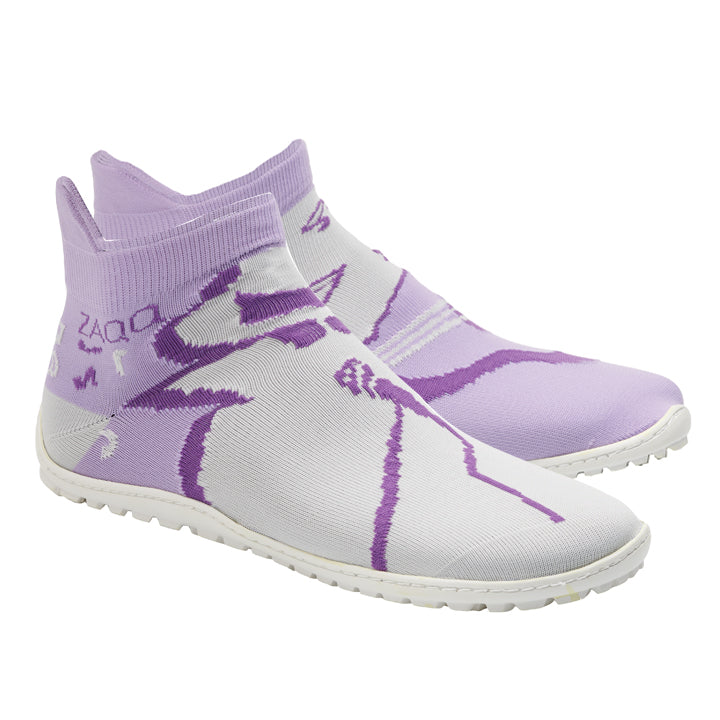 Wir präsentieren die SOQQ Jazz Purple Sneakers von ZAQQ: Diese stylischen, lila-weißen Slip-On-Sockenschuhe verfügen über ein mit geometrischen Mustern verziertes Design mit hohem Knöchelbereich und sind mit einer flexiblen Barfußsohle ausgestattet.