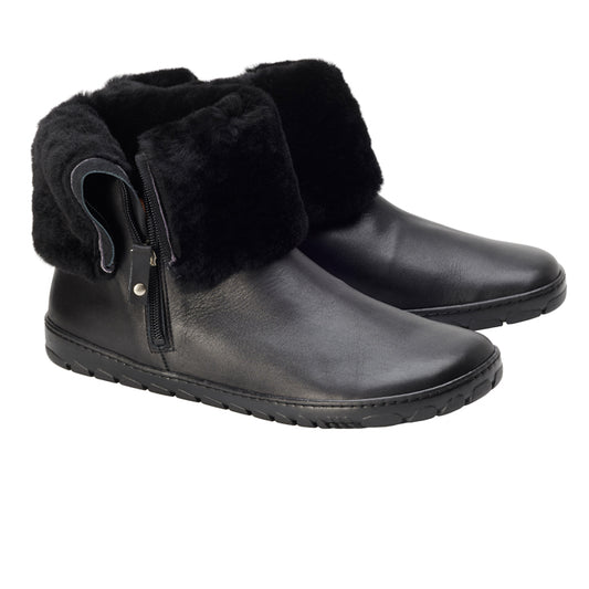 Der HUQ Winter Black von ZAQQ ist ein Paar schwarze Stiefel aus hochwertigem Nappaleder mit plüschigen, pelzgefütterten Bündchen und seitlichen Reißverschlüssen. Diese Barfuß-Winterstiefel verfügen über eine strukturierte Kautschuksohle für optimale Traktion und Komfort.