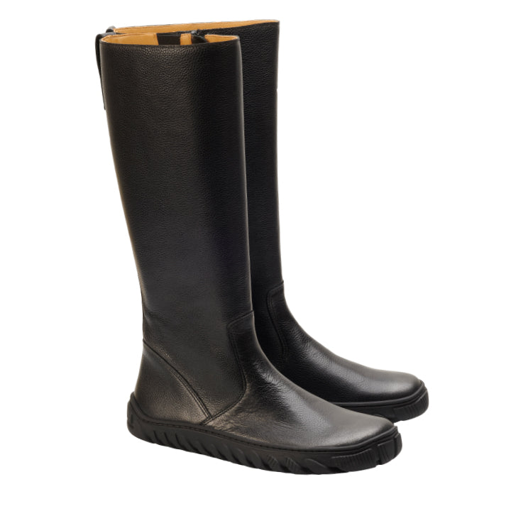 Die hohen Lederstiefel ZAQQ QAZZ Black werden vor einem weißen Hintergrund präsentiert und heben ihre robuste ULTRAGRIP-Sohle hervor, die außergewöhnlichen Halt bietet. Diese Stiefel aus hochwertigem Nappaleder zeichnen sich durch ein schlankes, langlebiges Design mit glatter Oberfläche aus.