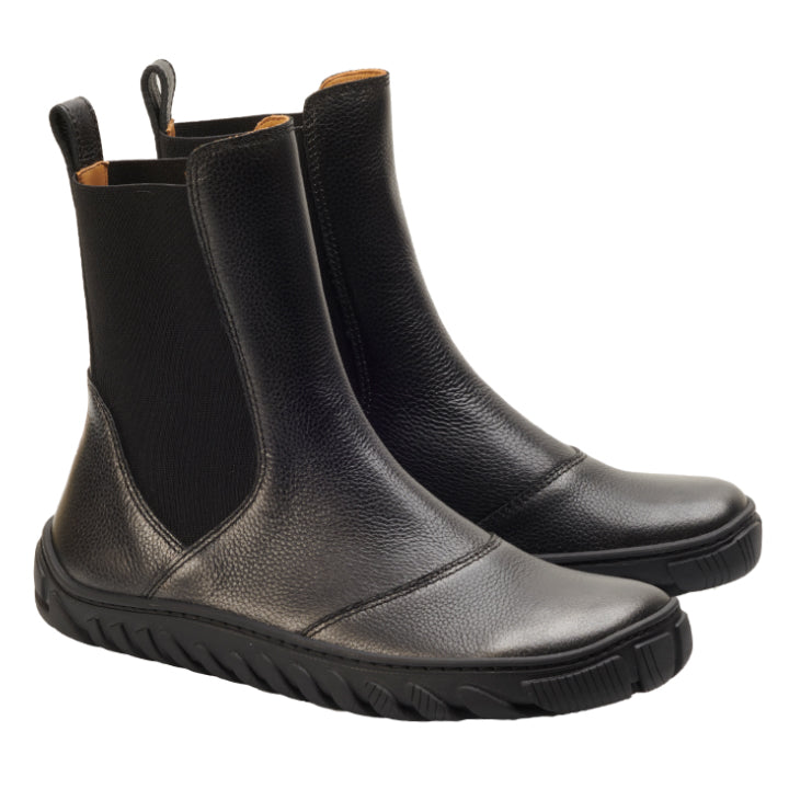 Wir präsentieren die ELASTIQ Black von ZAQQ: elegante Stiefeletten aus Leder mit strukturierten elastischen Seitenteilen, strapazierfähigen Gummisohlen und einer praktischen Aufreißlasche an der Rückseite. Diese Chelsea Boots sind leicht nach vorne geneigt, um ihr modernes Design und ihre robuste Konstruktion zu betonen.