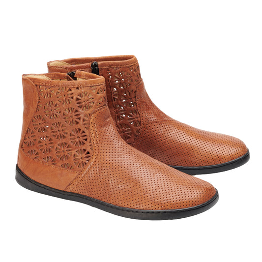 Wir präsentieren den ZAQQ QYLIE Cognac – ein atemberaubendes Paar brauner knöchelhoher Stiefel, verziert mit aufwendigen floralen Cut-Out-Mustern und perforierten Designs, ergänzt durch schwarze Gummisohlen. Diese Stiefel sind ideal als luftiger Sommerboot für warme Tage und vereinen nahtlos Stil und Komfort.