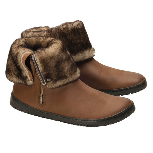 Wir präsentieren den HUQ Winter Brown von ZAQQ: Diese braunen Stiefeletten mit schwarzer Sohle und seitlichen Reißverschlüssen verfügen über einen stylischen umgeschlagenen Kunstfellbesatz in Braun- und Cremetönen und sind damit perfekt für jeden Winterausflug.