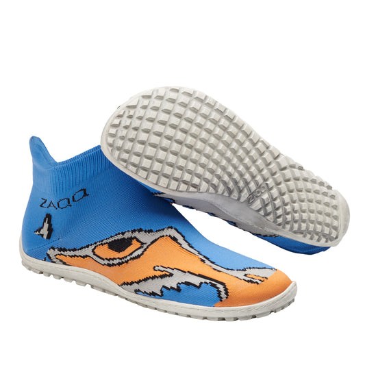 Das Modell SOQQ Eye Orange Blue von ZAQQ ist ein sockenähnlicher Schuh in Blau und Orange, der mit einem grafischen Tierdesign verziert ist und außergewöhnlichen Komfort bietet. Diese Barfußschuhe haben strukturierte weiße Sohlen und markante Knöchelbündchen, während das auffällige ZAQQ-Markenlogo oben ihren stilvollen Reiz unterstreicht.