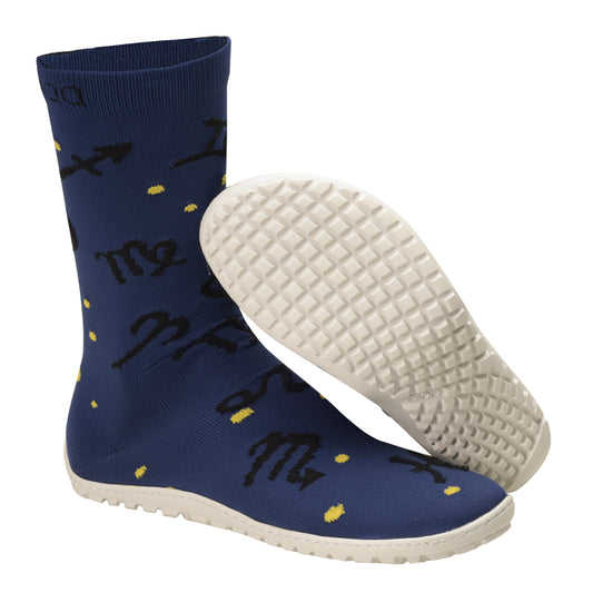 Die SOQQ Zodiac Blue Sneaker von ZAQQ sind ein Paar blaue High-Top-Sockenschuhe im Socken-Stil mit weißer Gummisohle. Sie bestechen durch verspielte Kritzeleien und Halbmondformen in Schwarz und Gelb, die ein lässiges künstlerisches Muster bilden.