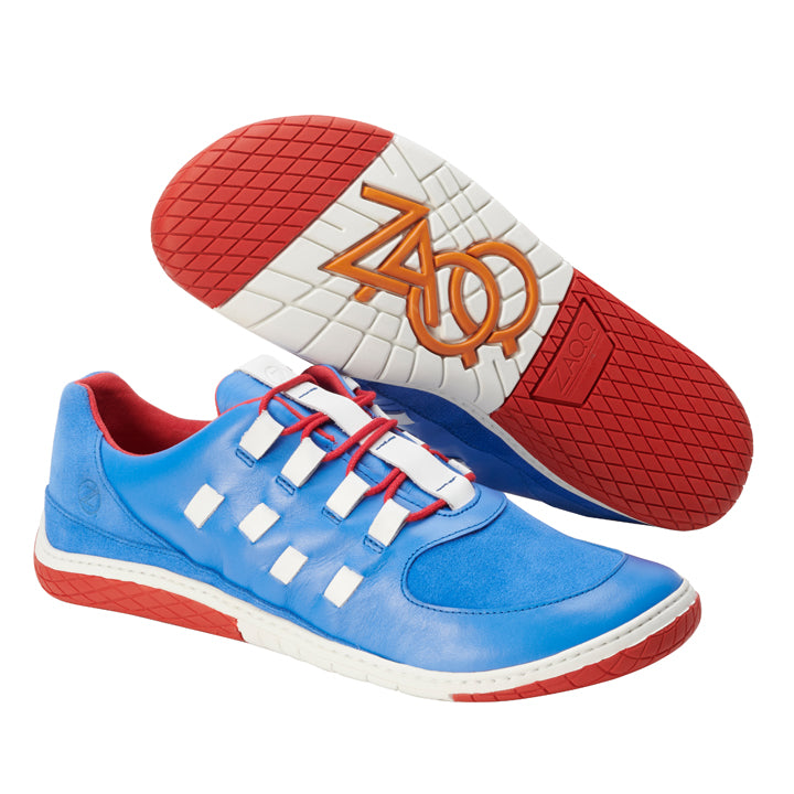 Die Sportschuhe BRISQ Blue von ZAQQ sind aus hochwertigem Nappa- und Veloursleder gefertigt und mit roten und weißen Details akzentuiert. Sie verfügen über eine Laufsohle mit einem geometrischen Muster mit den Buchstaben ZAOQ, ergänzt durch weiße Schnürsenkel. Mit einem gemütlichen roten Innenfutter und einer roten Sohle verbinden diese stylischen Barfußschuhe Mode und Komfort perfekt.