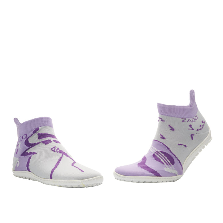 Die SOQQ Jazz Purple-Schuhe von ZAQQ bieten ein minimalistisches Design. Ein Schuh zeigt eine überwiegend weiße Farbe mit violetten Mustern, während der andere überwiegend violett mit weißen Mustern aussieht. Beide Paare verfügen über gerippte Bündchen und Barfußsohlen für außergewöhnliche Flexibilität und Komfort.