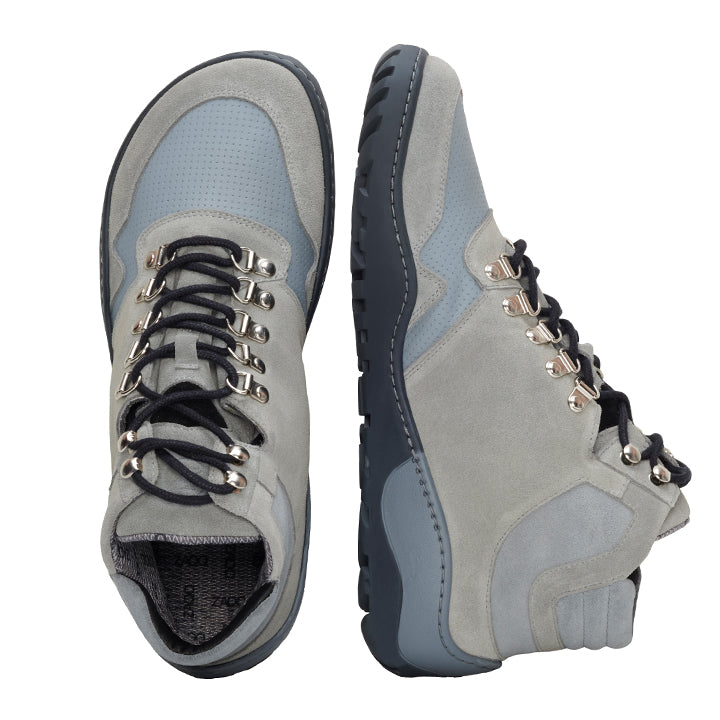 Die VAQATION Grey Waterproof Wanderstiefel von ZAQQ sind von oben und von der Seite abgebildet. Diese grauen Stiefel haben schwarze Schnürsenkel, Metallösen und ein wasserdichtes Design mit flexiblen Gummisohlen. Sie kombinieren bequeme Wildleder- und Stoffmaterialien für ein verbessertes Wandererlebnis.