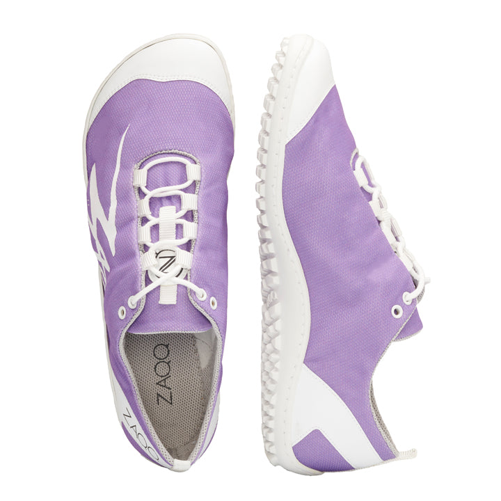 Wir präsentieren den SQIM Purple von ZAQQ, ein atemberaubendes Paar lila-weißer Sneaker mit einem markanten Blitzdesign an den Seiten. Diese atmungsaktiven Schuhe sind von oben und von der Seite kunstvoll gestaltet und heben ihre weißen Schnürsenkel und die strukturierte Sohle hervor. Perfekt für alle, die Wert auf Komfort legen und gleichzeitig ihren Sinn für Stil bewahren möchten.