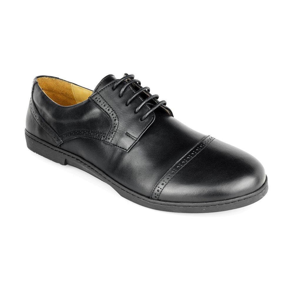 Wir präsentieren den BRIQ Captoe Black von ZAQQ, einen stilvollen Oxford aus Leder mit geschlossenem Schnürsystem und dekorativ genähter Kappe. Dieser elegante Business-Schuh hat einen kleinen Absatz und eine glatte Oberfläche auf weißem Hintergrund und ist damit die ideale Wahl, um jedes formelle Outfit mit Raffinesse aufzuwerten.