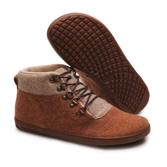 Wir präsentieren den LIQE Mid Toffee von ZAQQ: Diese High-Top-Sneakers sind in einer schicken Kombination aus Braun und Beige gehalten und mit braunen Schnürsenkeln verziert. Sie verfügen über eine strapazierfähige Kautschuksohle mit strukturiertem Waffelmuster und sind mit Metallösen für die Schnürsenkel ausgestattet. Die stilvolle Präsentation besteht darin, dass ein Schuh aufrecht steht und der andere seine markante Sohle hervorhebt.