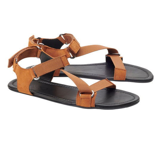 Die MIQA Brown Sandalen von ZAQQ sind ein elegantes Paar aus Premium Velours Leder, im Barfußsandale-Design mit verstellbaren Riemen und flachen schwarzen Sohlen. Ihr minimalistischer Stil wird durch silberne Schnallen und ein funktionales Riemchensystem für eine perfekte Passform unterstrichen.