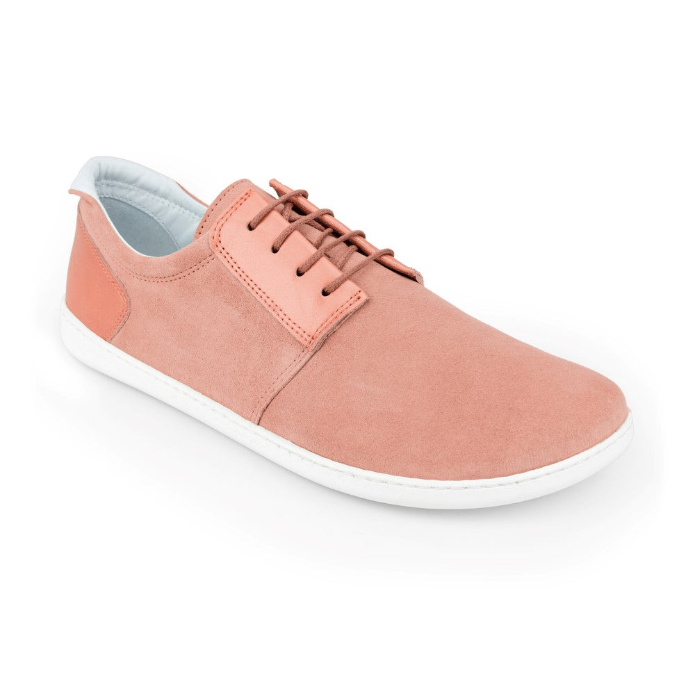 Der Sneaker PIQUANT Rosa von ZAQQ mit rosafarbener Veloursleder-Außenseite, weißer Sohle und Schnürdesign hebt sich elegant schräg von einem schlichten weißen Hintergrund ab.