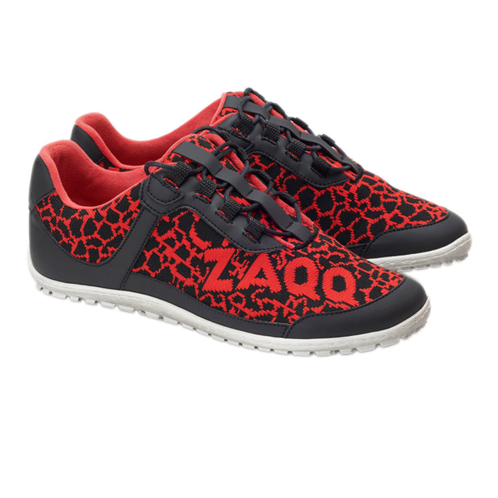 Wir präsentieren den QASEY Red von ZAQQ: Diese lässigen Sneaker bestechen durch ein rot-schwarzes Mesh-Obermaterial mit schwarzen Schnürsenkeln, ergänzt durch eine flexible Gummisohle. Das Design wird durch weiße Sohlen und ein rotes Innenfutter abgerundet, während der Markenname ZAQQ prominent an der Seite angebracht ist.