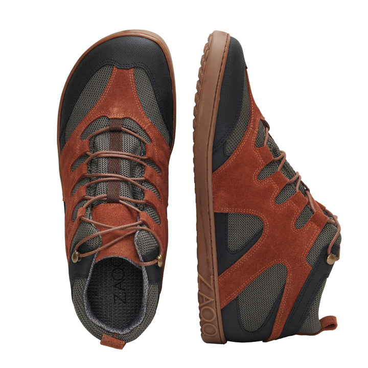 Wir präsentieren die QINSLEY Brown High-Top-Sneaker von ZAQQ in einem raffinierten braun-schwarzen Design. Diese Schuhe mit Akzenten aus Veloursleder haben eine Schnürung vorne und eine strukturierte Gummisohle, die von oben und von der Seite betrachtet werden kann. Mit dem ZOYO-Branding an der Seite bieten sie sowohl Stil als auch Komfort.