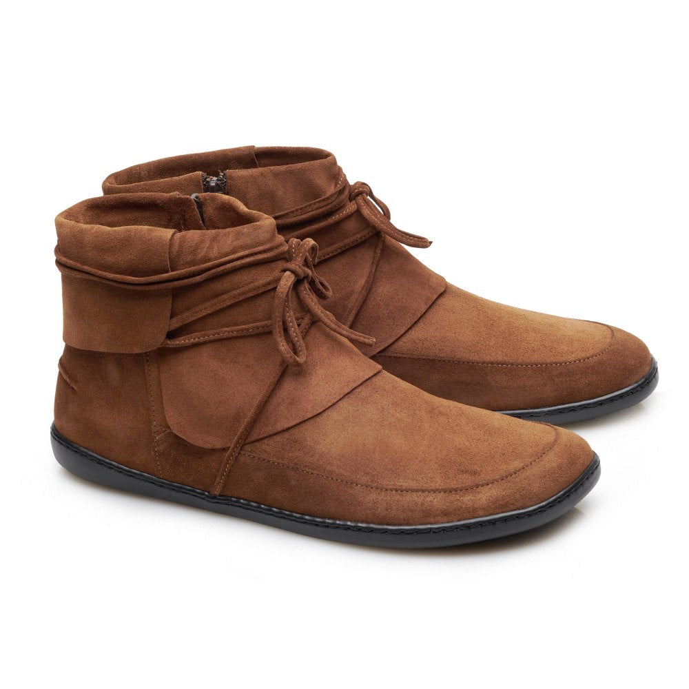 Ein Paar QEBEQ Cognac-Stiefeletten von ZAQQ, gefertigt aus samtigem Wildleder in einem satten Cognac-Ton, mit Schnürsenkeln, Bündchendesign und flachen schwarzen Sohlen auf weißem Hintergrund.