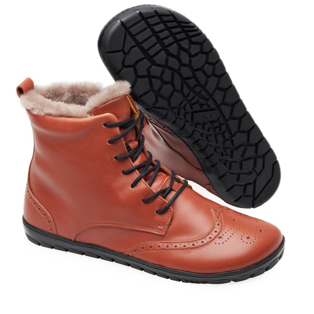 Wir präsentieren den ZAQQ QUINTIC Winter Brogue Cognac: ein Paar Stiefel aus hochwertigem braunem Nappaleder. Diese stilvollen Winterstiefel zeichnen sich durch kontrastierende schwarze Schnürsenkel und Sohlen sowie detaillierte Nähte an der Spitze aus. Gefüttert mit weichem, hellem Fleece für zusätzlichen Komfort, steht ein Stiefel aufrecht, während der andere das aufwendige Profilmuster auf seiner Sohle offenbart.