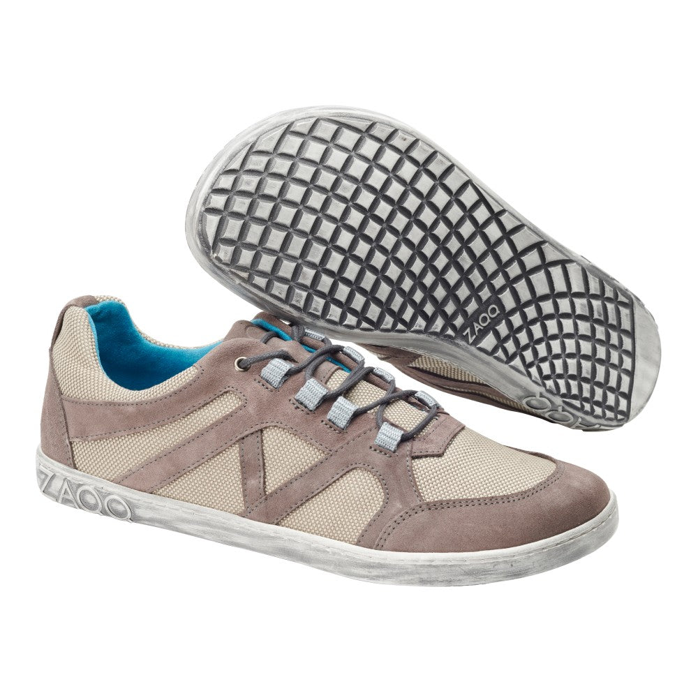 Wir präsentieren den QUSQO Taupe, ein Paar lässige Sneaker von ZAQQ. Diese Schuhe sind in Beige- und Brauntönen gehalten und haben eine strukturierte Sohle und ein Schnürdesign. Das atmungsaktive Innenfutter ist aus blauem Netzgewebe gefertigt. Der Markenname ZAQQ ist deutlich auf der Sohle zu sehen und bietet außergewöhnliche Bewegungsfreiheit, wenn ein Schuh aufrecht steht und der andere auf der Seite liegt.