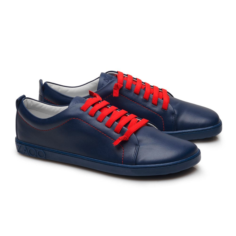 Wir präsentieren den STIQ Navy von ZAQQ: Diese stylischen Sneaker sind aus hochwertigem Nappaleder in Marineblau mit leuchtend roten Schnürsenkeln gefertigt. Sie bestechen durch ihr schlichtes Design mit einem weichen weißen Innenfutter und einer strapazierfähigen Kautschuksohle. Die marineblaue Sohle ergänzt das Äußere perfekt und bietet sowohl Eleganz als auch Komfort.