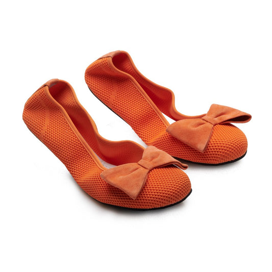 Wir präsentieren die TWIST Orange Ballerinas von ZAQQ, bei denen Stil nahtlos mit Komfort verschmilzt. Diese Barfuß-Ballerinas bestechen durch ihr strukturiertes Gewebe und große Schleifen in ihrem abgerundeten Design und bieten mit ihren flachen Sohlen sowohl Eleganz als auch Leichtigkeit. Ideal für jeden Anlass.