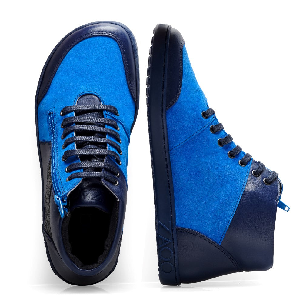 Die LUQQ Azur High-Top-Sneaker von ZAQQ präsentieren sich in einem stylischen Himmelblau mit dunkelblauen Akzenten und einer schwarzen Gummisohle. Ein Schuh steht aufrecht, während der andere auf die Seite gelegt ist und die Sohle freigibt. Beide Sneaker sind mit blauen Schnürsenkeln und seitlichen Reißverschlüssen ausgestattet und bieten ein trendiges und zugleich praktisches Design.