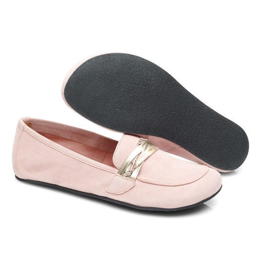 Ein Paar QERP Candy-Loafer von ZAQQ aus rosa Veloursleder mit schwarzer Kautschuksohle. Ein Schuh steht aufrecht und hebt ein goldenes Riemendetail an der Oberseite hervor, während der andere Schuh so positioniert ist, dass die strukturierte Sohle sichtbar ist.