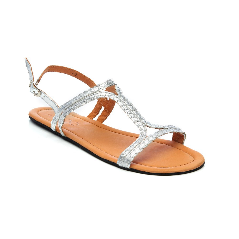 Wir präsentieren die QOSTA Silver von ZAQQ, eine einzelne Damensandale, die ein ideales Stück Sommermode ist. Sie verfügt über elegante geflochtene silberne Riemen und eine hellbraune Sohle und ist im schicken Slingback-Stil mit verstellbarer Schnalle gefertigt. Diese Barfuß-Sandale verbindet nahtlos Komfort und Stil für Ihre sonnigen Abenteuer.