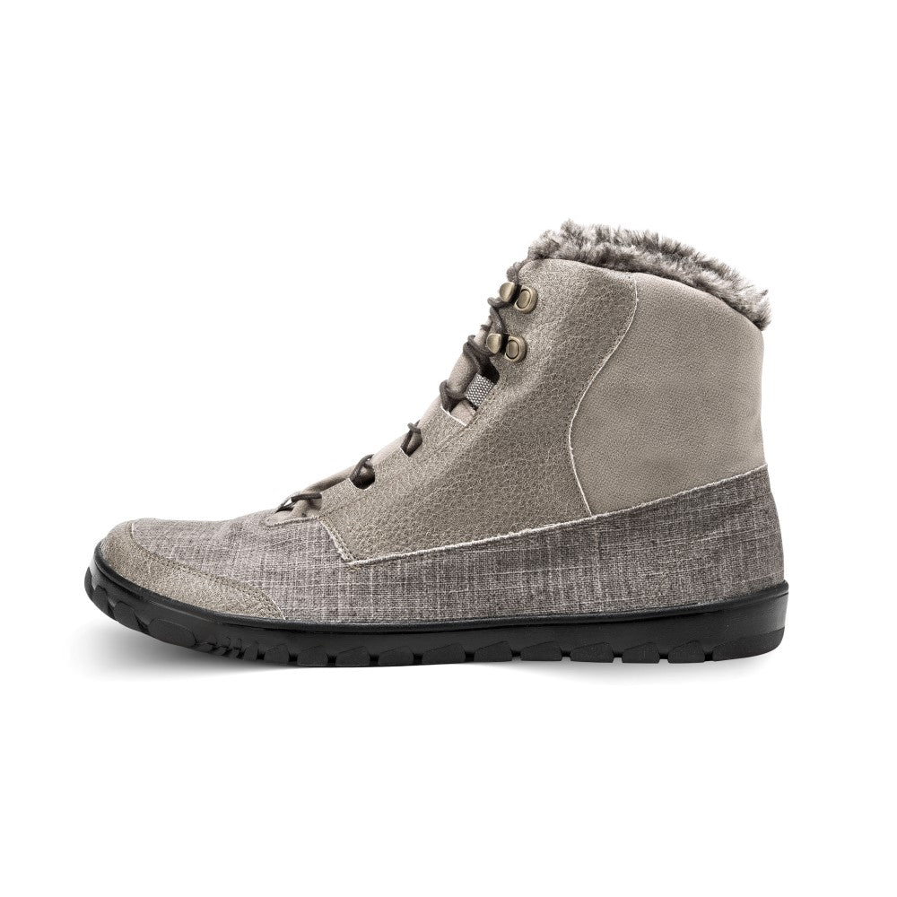 Wir präsentieren den QUEST Brown Waterproof von ZAQQ: Dieser atemberaubende vegane Outdoor-Stiefel hat ein knöchelhohes Design in Grau mit strukturiertem Stoff und einem luxuriösen Fellfutter an der Oberseite. Die robuste schwarze Gummisohle wird durch eine wasserdichte ZAQQ-Innenmembran ergänzt, um wasserdichten Schutz zu gewährleisten. Für einen sicheren Verschluss sorgen Metallösen in Kombination mit dunklen Schnürsenkeln. Perfekt für alle Ihre Abenteuer!