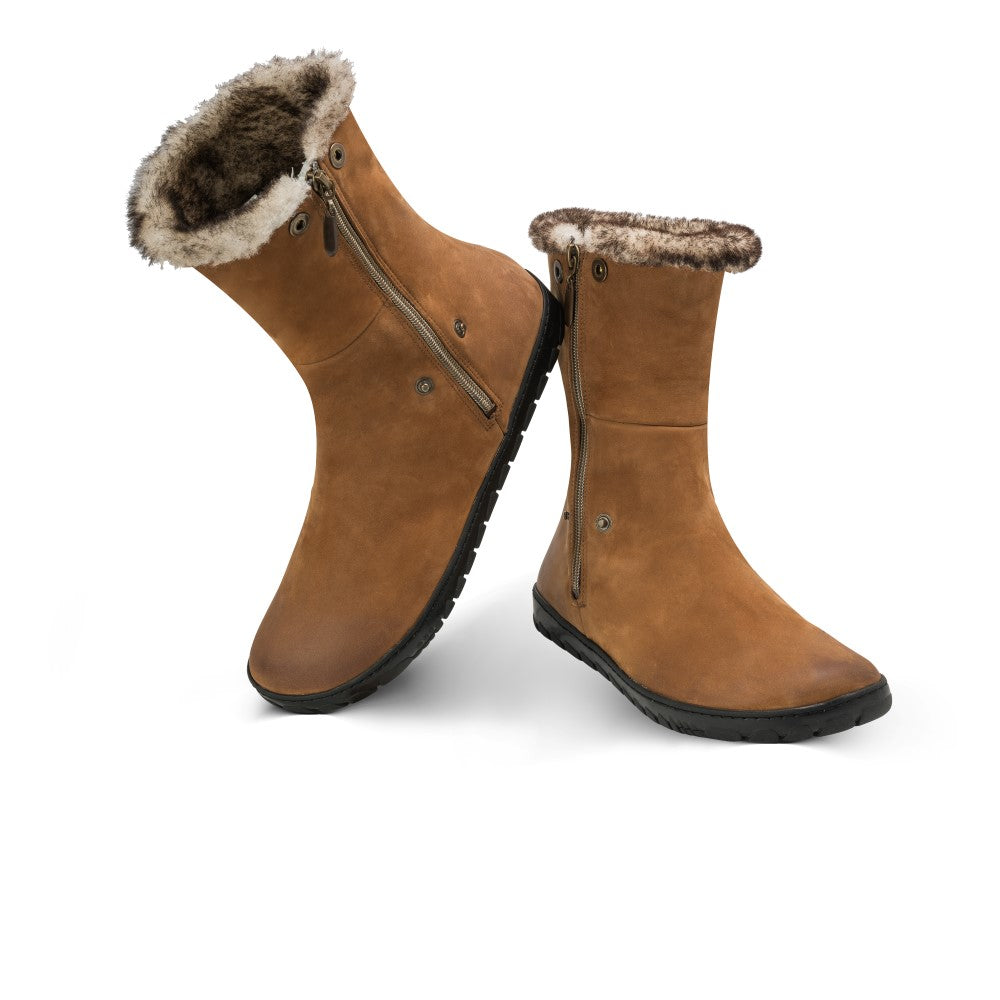 Die HUQ Brown Boots von ZAQQ sind stylische Winterschuhe aus Veloursleder mit Kunstfellfutter. Sie verfügen über praktische seitliche Reißverschlüsse und eine strapazierfähige Kautschuksohle. Aufrecht und leicht abgesetzt vor einem weißen Hintergrund platziert, heben diese Boots ihr gemütliches Inneres und ihr praktisches Design hervor.