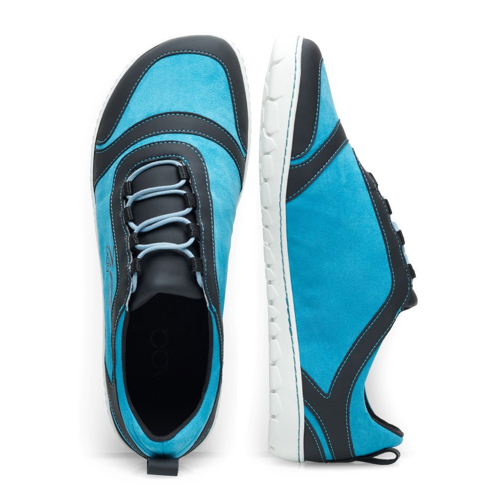 Ein Paar stylische SQILL Turquoise Black Sneaker von ZAQQ mit leuchtend türkisen und schwarzen Einsätzen. Ein Schuh ist horizontal platziert und bietet eine Draufsicht mit türkisfarbenen Schnürsenkeln, während der andere vertikal positioniert ist und die Seitenansicht mit einer weißen Sohle zeigt.