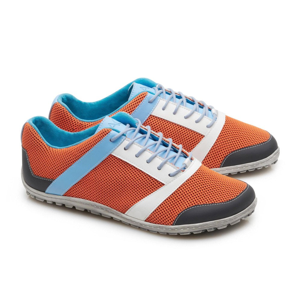 Wir präsentieren den ZARQA Orange von ZAQQ: Ein Paar stylische Sneaker aus Mesh-Gewebe in einem leuchtend orangefarbenen Design mit blauen und grauen Akzenten. Diese Sneaker haben weiße Streifen und Schnürsenkel und ein bequemes blaues Innenfutter. Der schicke Laufschuh-Look wird durch eine elegante weiß-graue Sohle abgerundet – perfekt für alle, die modische Sportschuhe suchen.